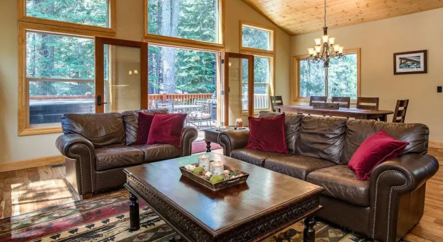 3br W/ Hot Tub, Fireplace, & Grill 3 Bedroom Home