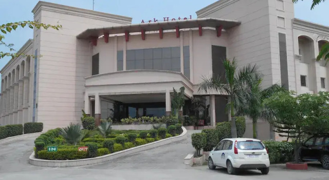 Ark Hotel And Resort, Забронировать Курортный отель Курортные отели Гургаон, рядом с Management Development Institute, Курортный отель