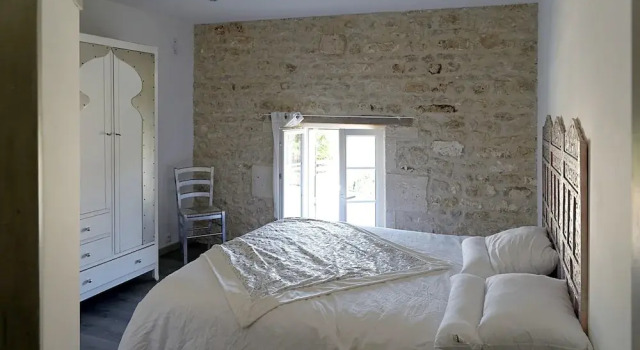Villa With 5 Bedrooms in Voissay, With Private Pool, Enclosed Garden a, Rezerwuj Willa Hotele w Charente-Maritime z parkingiem, Parking