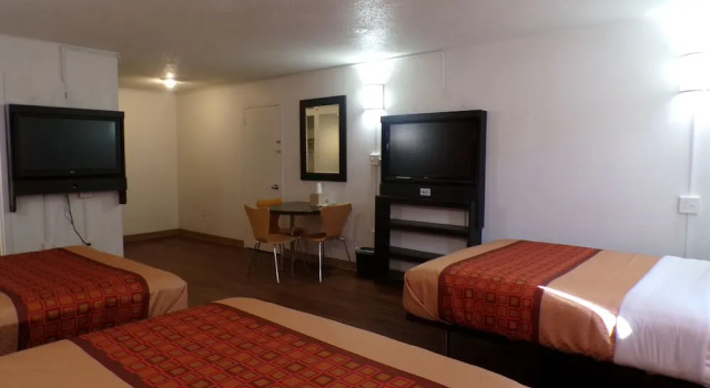 Трёхместный номер Deluxe Regal 8 Inn & Suites