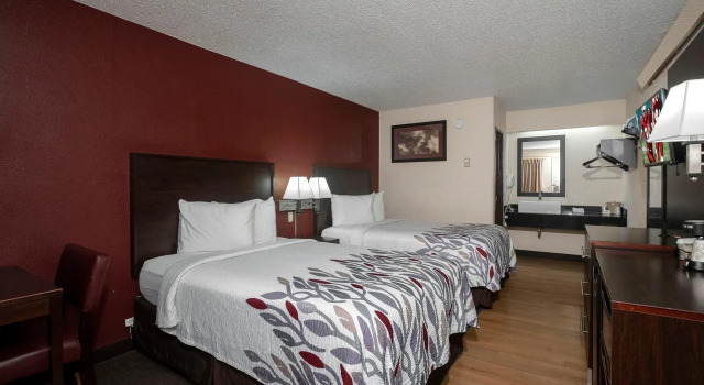 Четырёхместный номер Deluxe Red Roof Inn Champaign - University
