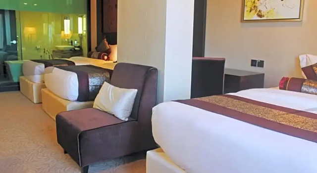 Трёхместный номер Executive Royale Signature Hotel