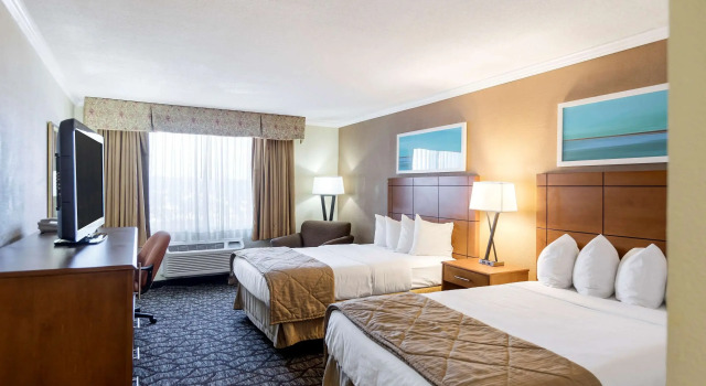 Четырёхместный номер Standard Clarion Hotel Detroit Metro Airport