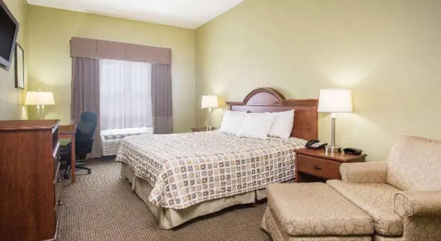 Трёхместный номер Standard Days Inn & Suites by Wyndham Swainsboro