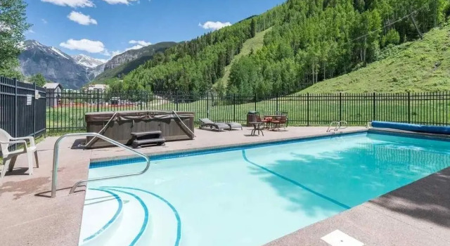 Sunny Condo, Box Canyon Views, Pool + Hot Tub 2 Bedroom Condo by RedAwning, Забронировать Апартаменты/квартира Отели Теллурайд с бассейном, рядом с Oak Street Lift, Бассейн
