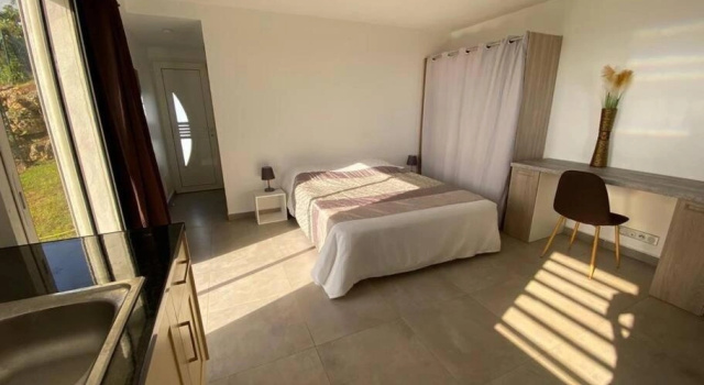 Très beau studio calme, vue mer., Varaa Hotelli Hotellit Basse-Terre pysäköinnillä, Pysäköinti