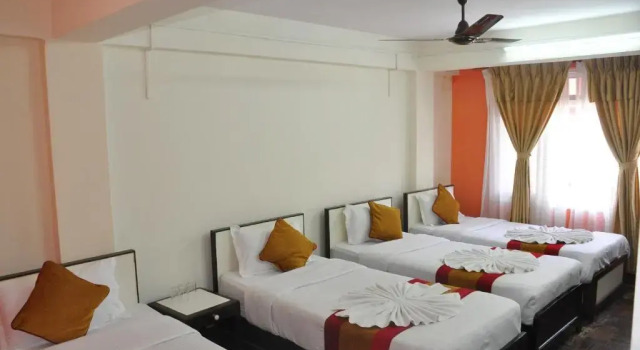Кровать в общем номере The Hotel Pleasure Home Inn