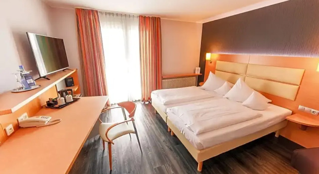 Номер Comfort с балконом PLAZA INN Stuttgart-Ditzingen