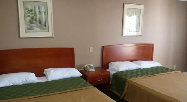 Четырёхместный номер Standard Regency Hotel - Moreno Valley