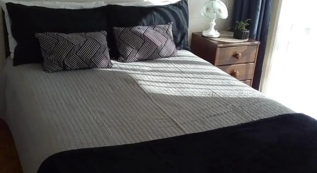Кровать в общем номере Redwood Lodge Motel
