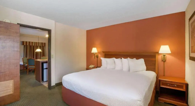 Номер Standard AmericInn by Wyndham Omaha