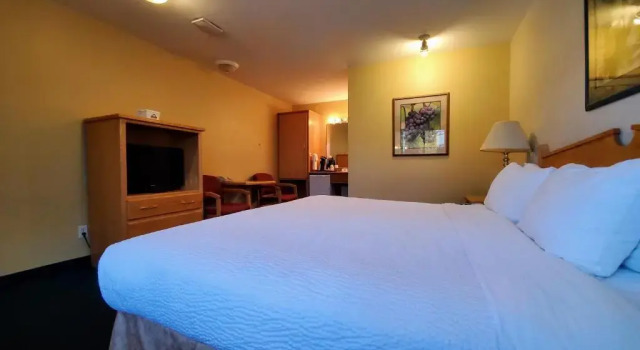 Двухместный номер Deluxe Days Inn by Wyndham Penticton Conference Centre