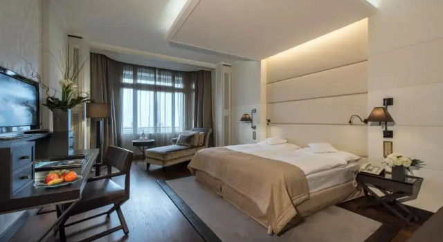 Двухместный номер Deluxe с видом на озеро Lausanne Palace