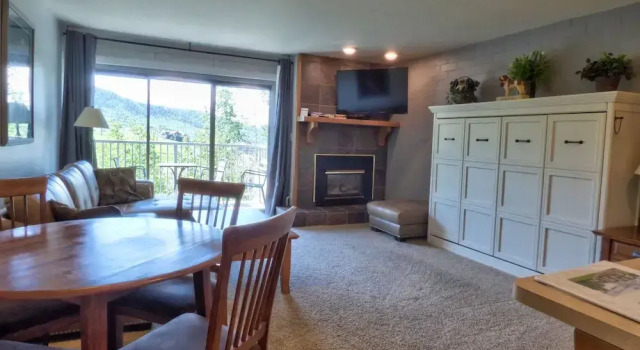 Lift Tickets Heart Of The Base with Private Deck & Fireplace, Забронировать Апартаменты/квартира Стимбот-Спрингс Колорадо, рядом с Preview Ski Lift