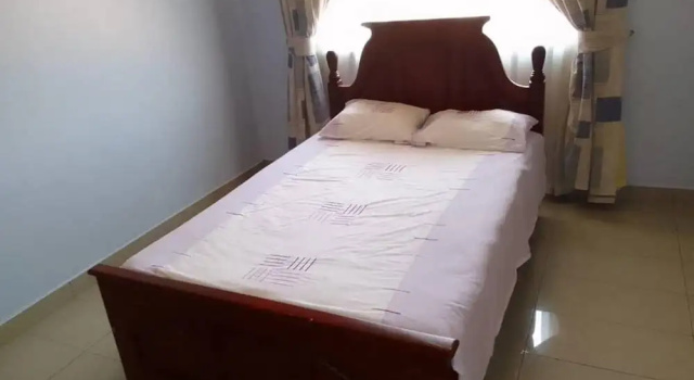 House - Kampala - 6 Bedrooms - Parking - Garden