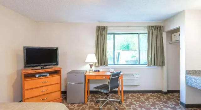 Super 8 by Wyndham Watertown/Cambridge/Boston Area, Varaa Hotelli Hotellit New England uima-altaalla, Uima-allas