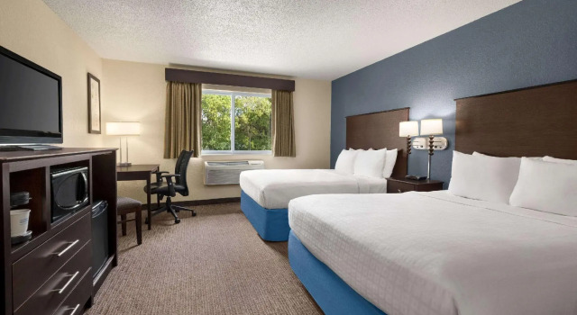Четырёхместный номер Standard Baymont by Wyndham Owatonna