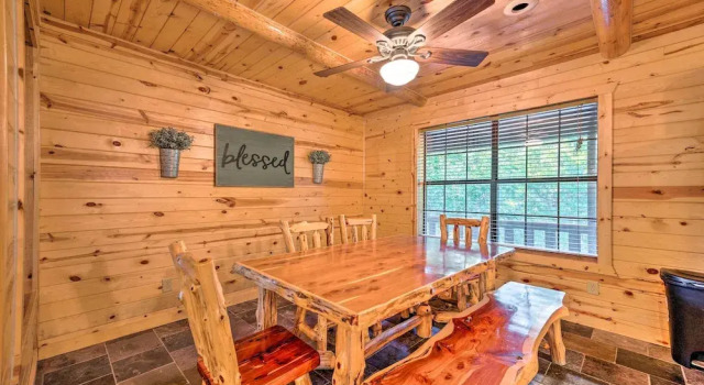 Broken Bow Retreat on 2 Acres w/ Hot Tub & Deck!, Boek Hotel Hochatown Oklahoma