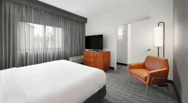 Двухместный люкс с балконом Courtyard by Marriott Atlanta Duluth/ Gwinnett Place