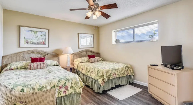 Summerhouse by Book That Condo, Rezerwuj Apartament Hotele w Lower Grand Lagoon z parkingiem, Parking