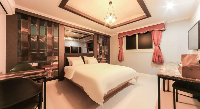 Geoje Aplus hotel, Забронировать Отель Отели Кодже с парковкой, рядом с Исторический парк — лагерь для военнопленных Кодже, Парковка