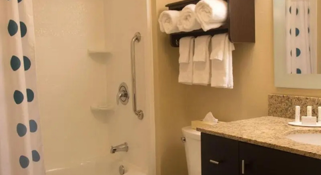 Четырёхместный люкс TownePlace Suites by Marriott Lincoln North