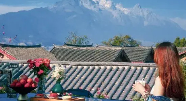 Halfway up the mountain, it's mine; the mountain retreats into seclusion, Забронировать Отель Отели Лицзян 3 звезды, рядом с Улица Сквер-стрит Древнего города Даянь, 3*