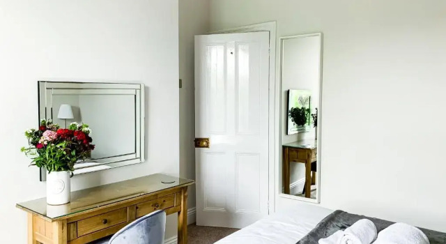 Апартаменты Maple House - Free Parking - Holiday Home - Sleeps 12 With Sister Property
