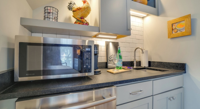 Апартаменты 1 Mi to Centennial Park, Couple's West End Retreat