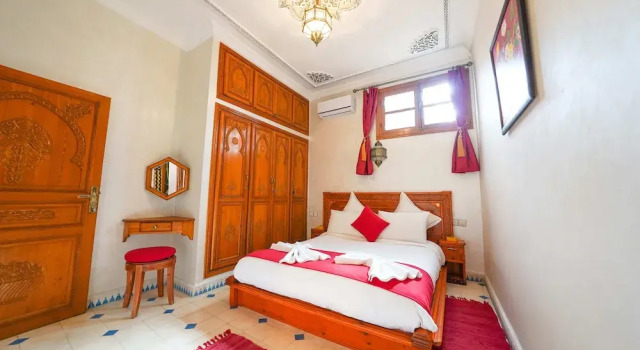 Luxurious Aghmat Villa With Private Pool and Panoramic Mountain Views, Забронировать Вилла Отели Марракеш-Тенсифт-Эль-Хауз с парковкой, Парковка