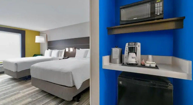 Четырёхместный номер Standard Holiday Inn Express Hotel & Suites Kansas City - Grandview by IHG