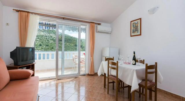 Miranda - Quiet & Next to the sea - A3, Забронировать Отель Винишче Trogir Riviera, рядом с Пляж Купиница