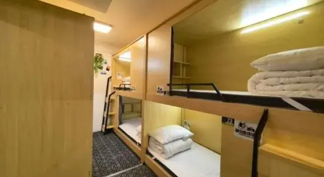 Кровать в общем номере (женский номер) Yuguang Homestay (Yantai Railway Station)