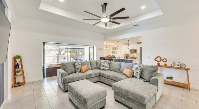 Poolside Oasis & Outdoor Kitchen: Cape Coral Home, Забронировать Дом для отпуска Виллы Кейп-Корал, Вилла