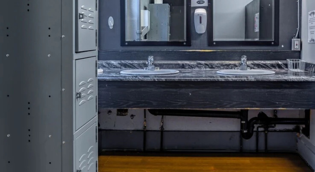 Кровать в общем номере The Cambie Hostel Gastown
