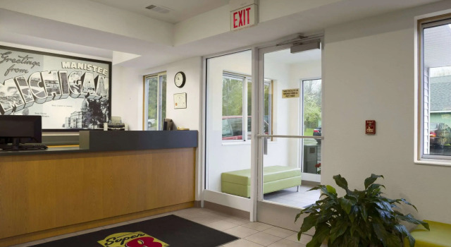 Super 8 by Wyndham Manistee, Buchen Sie Hotel Manistee Michigan