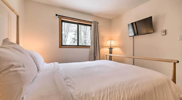 Walk to Arrowhead Lake: Cabin w/ Private Hot Tub!, Book Feriehus Sommerhuse i Pennsylvania, Hytte