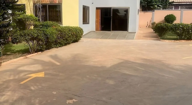 Кровать в общем номере GHouse Accra