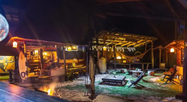 Кровать в общем номере с красивым видом из окна La Brújula Hostel