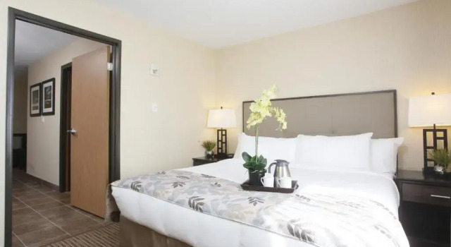 Люкс Deluxe Pomeroy Inn & Suites at Olds College