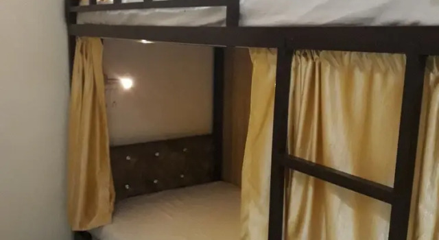 Кровать в общем номере (мужской номер) с видом на город golden dormitory