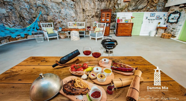 Damma Mia, Book Hotel Mouresi 