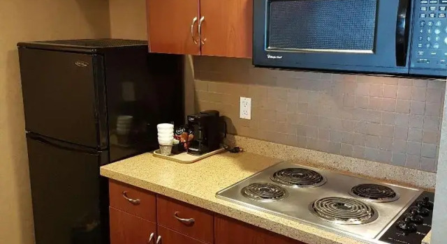 Четырёхместный номер Standard с балконом SureStay Plus by Best Western Coquitlam