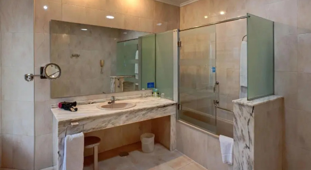 Трёхместный номер Premium Hotel Hernán Cortés