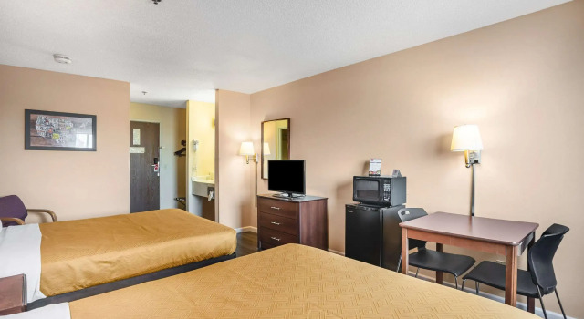 Четырёхместный номер Standard Econo Lodge Princeton