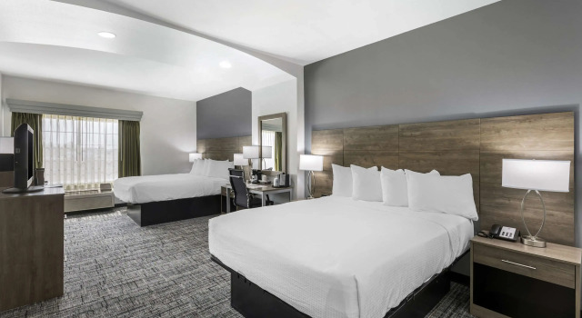 Четырёхместный номер Standard Best Western Plus MidAmerica Hotel