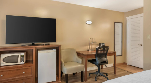 Четырёхместный номер Standard Цокольный этаж Best Western Sicamous Inn