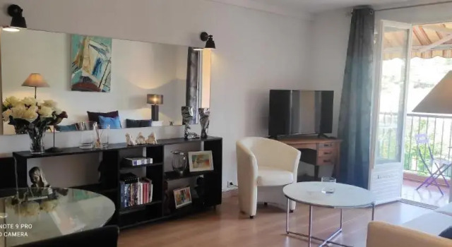 Appartement d'une chambre avec vue sur la ville balcon et wifi a Cogolin a 5 km de la plage, Забронировать Апартаменты/квартира Отели в центре Коголен, в центре
