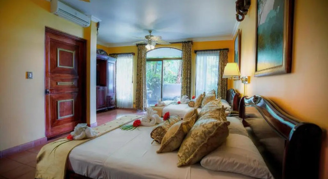 Четырёхместный номер Deluxe Hotel Cuna del Angel