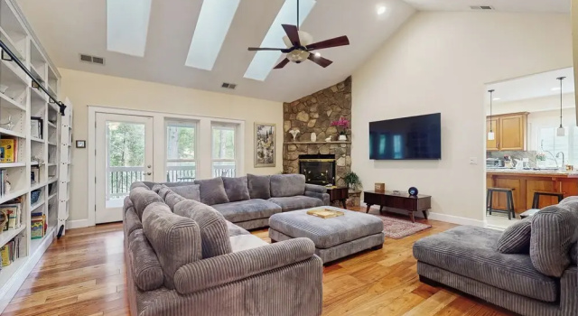 Коттедж 4BR Home w/ Decks & Arcade Games, Near Yosemite